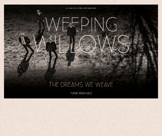 Bild på bandmedlemmarna i Weeping Williows sedd från ovan i sepia